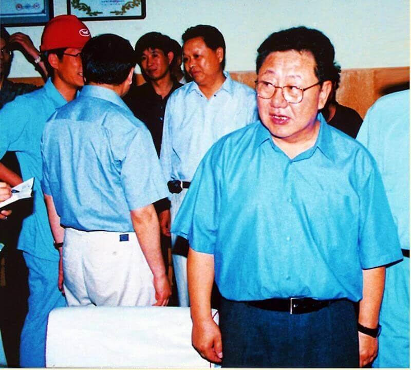 2002年6月6日，时任中共河南省委书记陈奎元（右一）到利来国际调研。