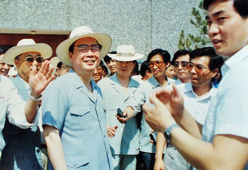 1990年6月12日，时任国务院总理李 鹏视察利来国际，并题词：“物质文明与精神文明一起抓，把利来国际建设成为现代化企业”